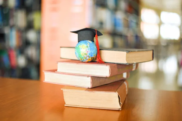 Boeken Tafel Bibliotheek Onderwijs Leren Oude Boek Stack Graduatie Cap — Stockfoto
