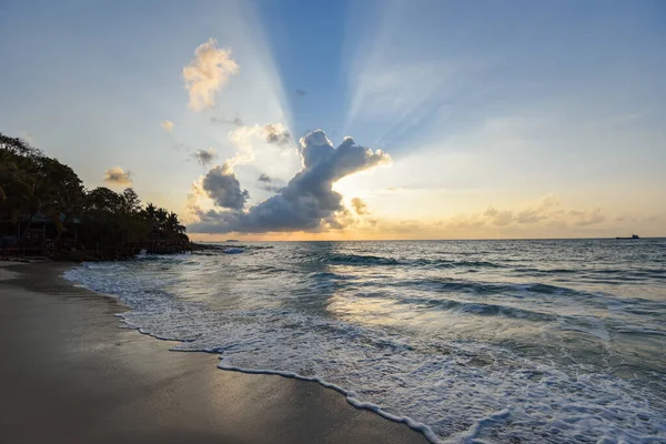 Niesamowita Piaszczysta Plaża Tropikalna Sylwetką Plaży Tropikalnej Wschodu Lub Zachodu — Zdjęcie stockowe