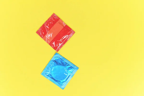 Preservativo Isolado Fundo Amarelo Embalagem Colorida Preservativo Para Anticoncepcional Meios — Fotografia de Stock