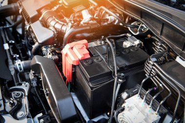 batarya motoru detayı. Yeni bataryaların motor / kapanışı. Araç aküleri kontrol ediliyor. 