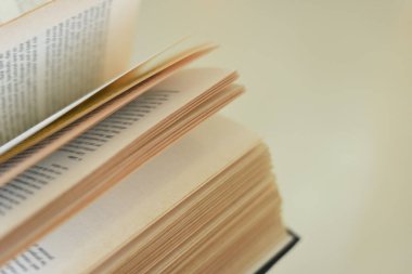 Kütüphanede kitap okumak için açık bir kitap / Eski kitap eğitimi ve öğrenim kavramını kapat