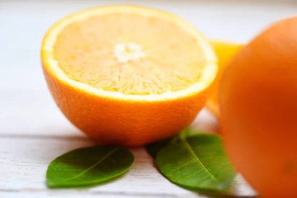 Taze Portakal Diliminin Yarısını Portakal Yaprağının Sağlıklı Meyve Kavramını Kapat — Stok fotoğraf