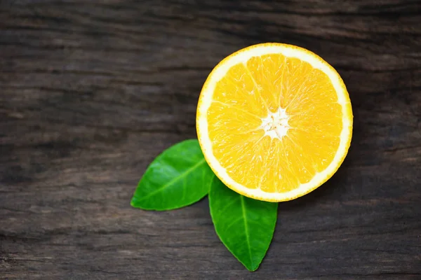Taze Portakal Diliminin Yarısını Portakal Yaprağının Sağlıklı Meyve Kavramını Kapat — Stok fotoğraf