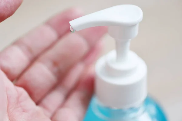 알코올 젤이나 비누를 사용하여 여성들 소독제를 사용하는 사람들 박테리아 소독제를 — 스톡 사진