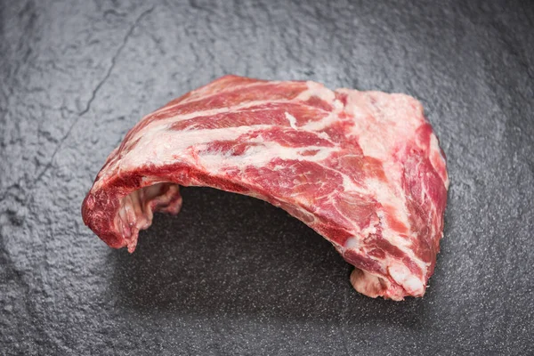 Costillas Cerdo Crudas Carne Sobre Fondo Plato Negro Costillas Cerdo —  Fotos de Stock