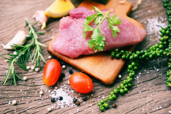 Ακατέργαστο Χοιρινό Κρέας Ξύλινη Επιφάνεια Κοπής Στο Τραπέζι Της Κουζίνας — Φωτογραφία Αρχείου
