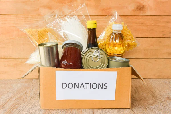 Spendenbox Mit Konserven Auf Holztischhintergrund Nudelkonserven Und Trockenfutter Nicht Verderblich — Stockfoto