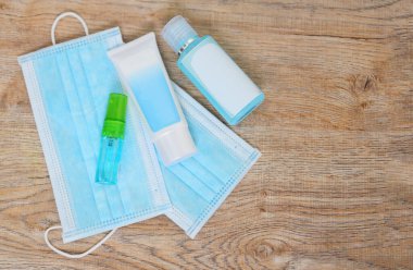 Şişe alkollü jel antibakteriyel veya virüs temizleyicisi / Alkol spreyi sabunu. Temiz el jeli hijyen önleme. Covid-19 Coronavirus ve evde tıbbi maske koruyucu sağlık hizmetleri. 