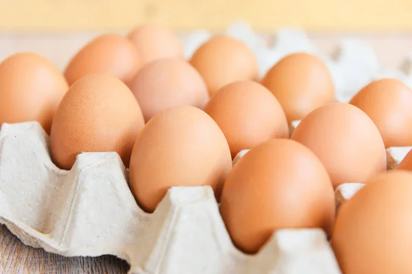 Eieren Eierdoos Houten Ondergrond Close Van Rauwe Kippeneieren Biologisch Voedsel — Stockfoto