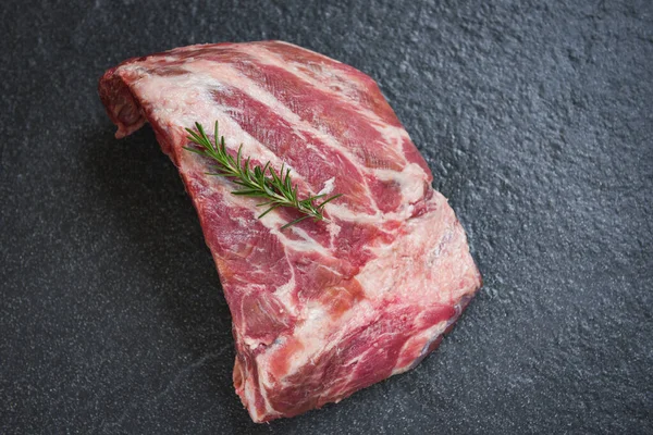 Nyers Sertésborda Fekete Tálcán Friss Sertésborda Pörkölt Vagy Grillezett Hús — Stock Fotó