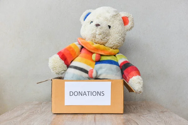 玩具熊娃娃木桌背景 捐赠玩具概念捐赠盒 — 图库照片