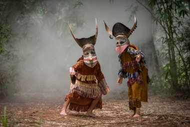 Phi ta khon festivali hayalet maskesi ve renkli kostüm eğlencesi geleneksel thailand gösteri sanatı ve kültür loei vilayeti Dan Sai thailand festivali / phi ta khon veya Loei Thailand cadılar bayramı