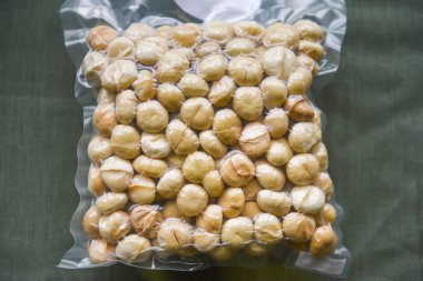 Vakum ambalajlı Macadamia fındığı. Kurutmak için doğal yüksek proteinden kabuklu macadamia fındığı.
