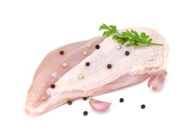 Beyaz arka planda izole edilmiş otlu ve baharatlı çiğ tavuk göğsü. Yemek pişirmek için malzemelerle marine edilmiş çiğ tavuk eti.