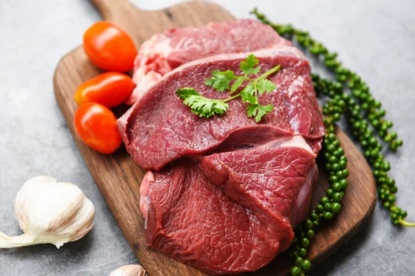 Nyers Marhahús Fából Készült Vágódeszkán Konyhaasztalon Marhahús Steak Sült Vagy — Stock Fotó