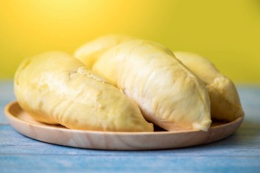 Durian meyvesi ağaç kabuğundan taze ahşap tabakta / Tayland 'da tatlı tatlı ya da atıştırmalık için olgun durian tropik meyve yazı
