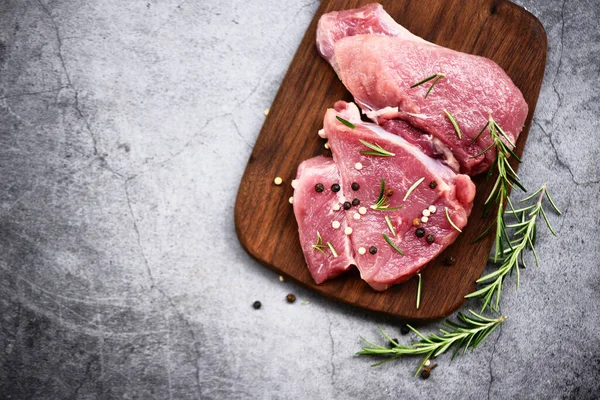 Ακατέργαστο Χοιρινό Κρέας Ξύλινη Επιφάνεια Κοπής Στο Τραπέζι Της Κουζίνας — Φωτογραφία Αρχείου