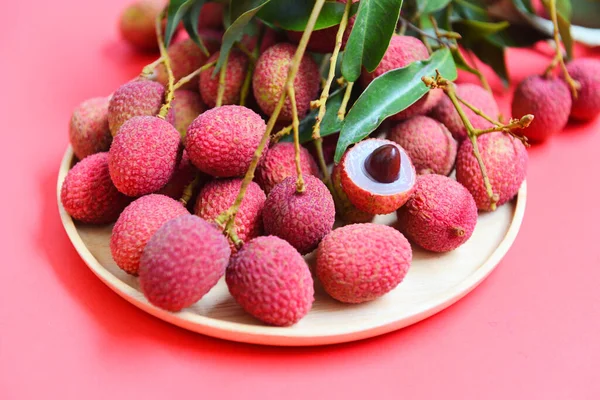 Lychee Avec Des Feuilles Vertes Récolte Dans Une Assiette Bois — Photo