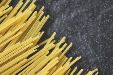 Çiğ spagetti italyan makarnası pişmemiş spagetti sarısı uzun zamandır İtalyan restoranında pişirmeye hazır İtalyan yemeği ve menü konsepti.