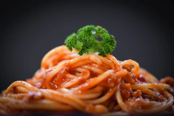 Spaghetti Italian Pasta Close Spaghetti Bolognese Pada Latar Belakang Hitam — Stok Foto