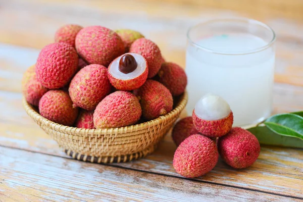 Färsk Litchi Dryck Och Skiva Skalad Med Gröna Blad Skörd — Stockfoto