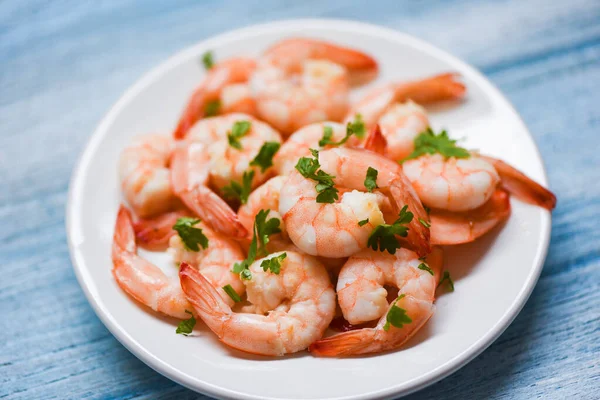 Shrimp Köstliche Würze Gewürze Auf Weißem Teller Und Holztischhintergrund Gekochte — Stockfoto