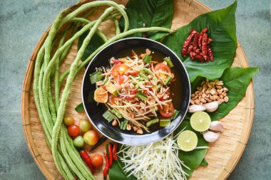 Tayland yemekleri, papaya salatası baharatlı ve baharatlı fasulye ve baharatlı biberli biberli fıstık ezmeli sarımsaklı.
