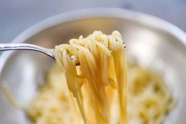 Spagetti üzerine spagetti, makarna, İtalyan yemeği ve menü konsepti.