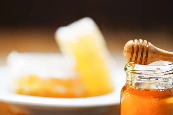 Verse Honing Zoet Potglas Met Houten Dipper Honingraat Honingbij Achtergrond — Stockfoto