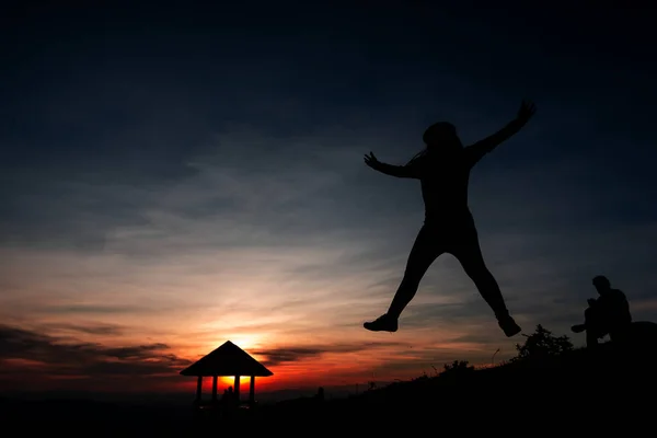 Тінь Жінок Вершині Гори Під Час Заходу Сонця — стокове фото