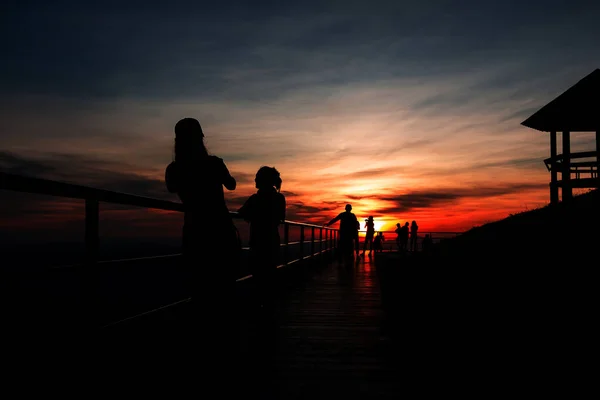 Ombre Des Femmes Sommet Montagne Coucher Soleil — Photo