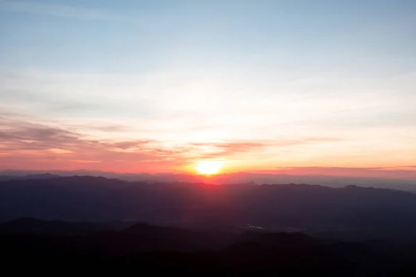 Pucco Dağı Tayland 'da güneş doğmadan önce dağın tepesinde güzel bir sis var.
