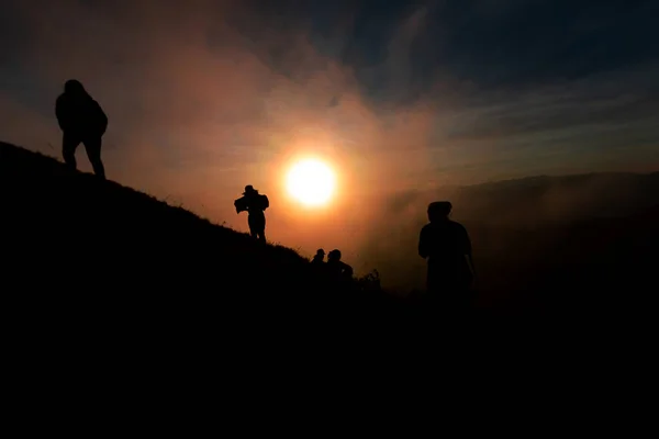 Ombre Des Femmes Sommet Montagne Coucher Soleil — Photo
