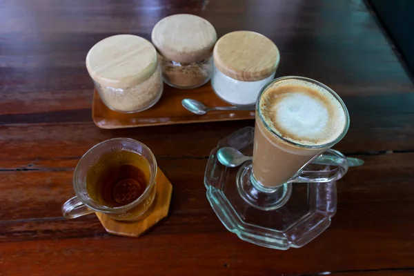 Heißer Kaffee Und Zucker Auf Dem Tisch — Stockfoto