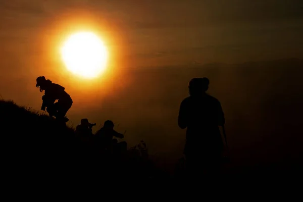 Sombra Mujeres Cima Montaña Atardecer — Foto de Stock