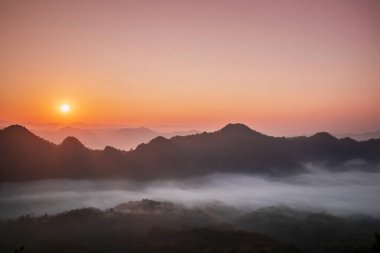  Güzel sabah sisi ve gün doğumu