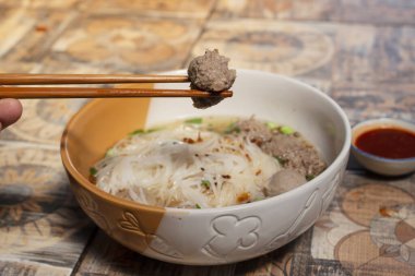 Masada domuz etinden yapılmış köfte