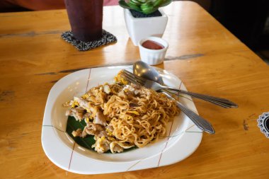 Karışık sebze ile kızarmış anlık erişte karıştırın