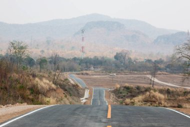 Tayland 'ın kırsalında güzel bir yol Güzel dağların arasından