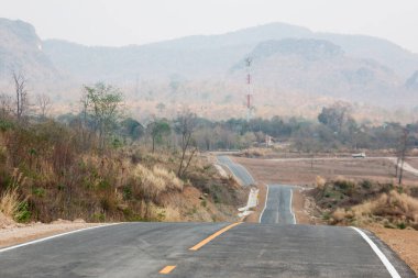 Tayland 'ın kırsalında güzel bir yol Güzel dağların arasından