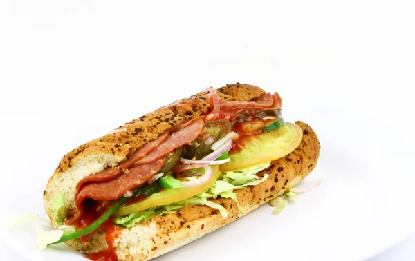 Sandviç beyaz arkaplanda izole edildi — Stok fotoğraf