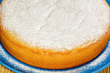 Lezzetli taze pişmiş irmik kekinin yemek fotoğrafı.