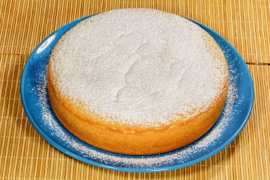 Lezzetli taze pişmiş irmik kekinin yemek fotoğrafı.