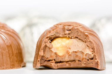 Masadaki lezzetli şekerlerin yemek fotoğrafları.