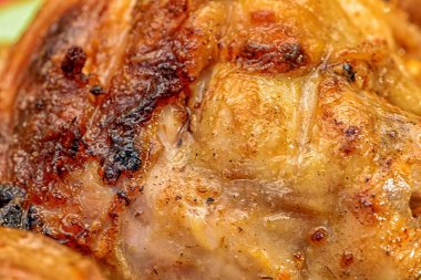 Lezzetli taze kızarmış tavuk eti fotoğrafları.
