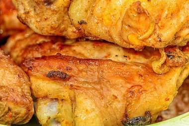 Lezzetli taze kızarmış tavuk eti fotoğrafları.