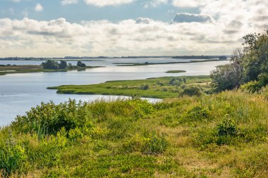 Sıcak bir yaz gününde, güneşli bir havada bir nehir kıyısında