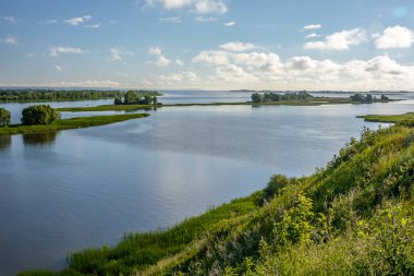 Sıcak bir yaz gününde, güneşli bir havada bir nehir kıyısında