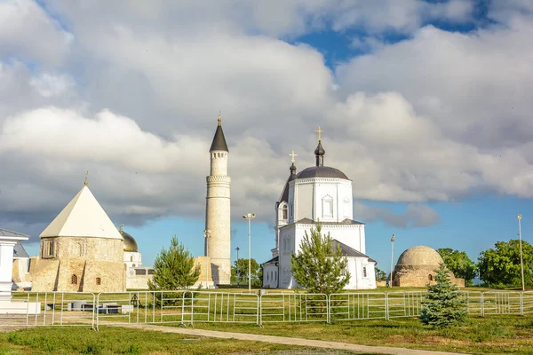 Bulgars 'taki antik Katedral Camii ve Ortodoks Kilisesi yıkıldı