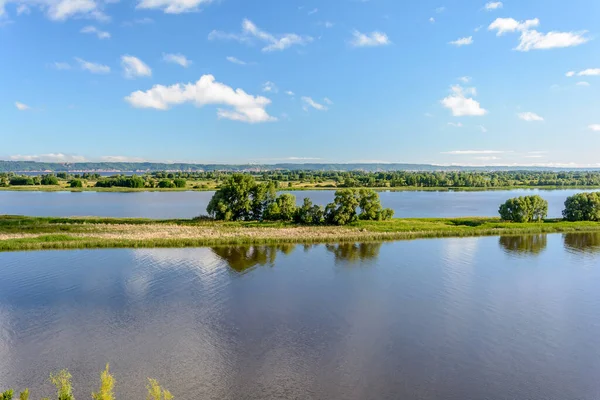 Sıcak bir yaz gününde, güneşli bir havada bir nehir kıyısında